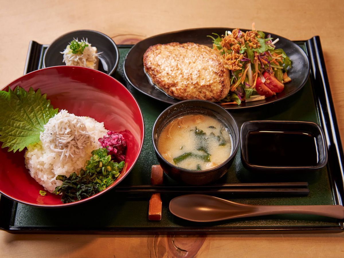 「鎌倉バーグ御膳」1800円　※白米をミニ釜揚げしらす丼にする場合は＋300円