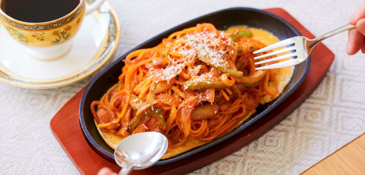 「鉄板ナポリタン」1000円（ドリンクとセットで150円引き）