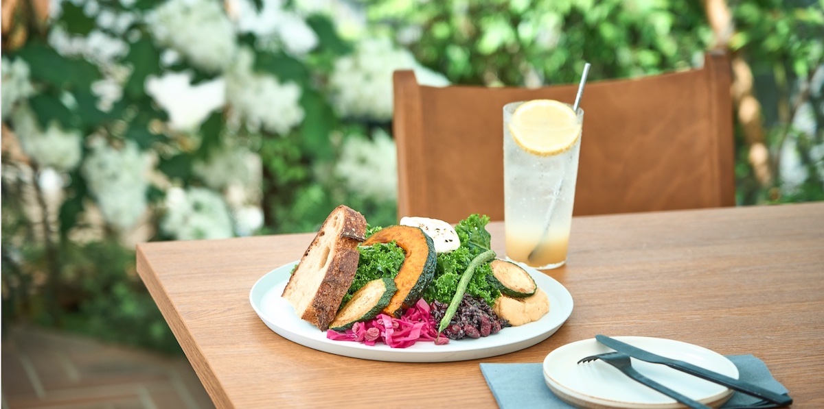 「ブラータチーズと9種ベジタブルのデリプレート（カンパーニュ付き）」2300円。ランチの一例　※チーズなしのヴィーガン対応も可