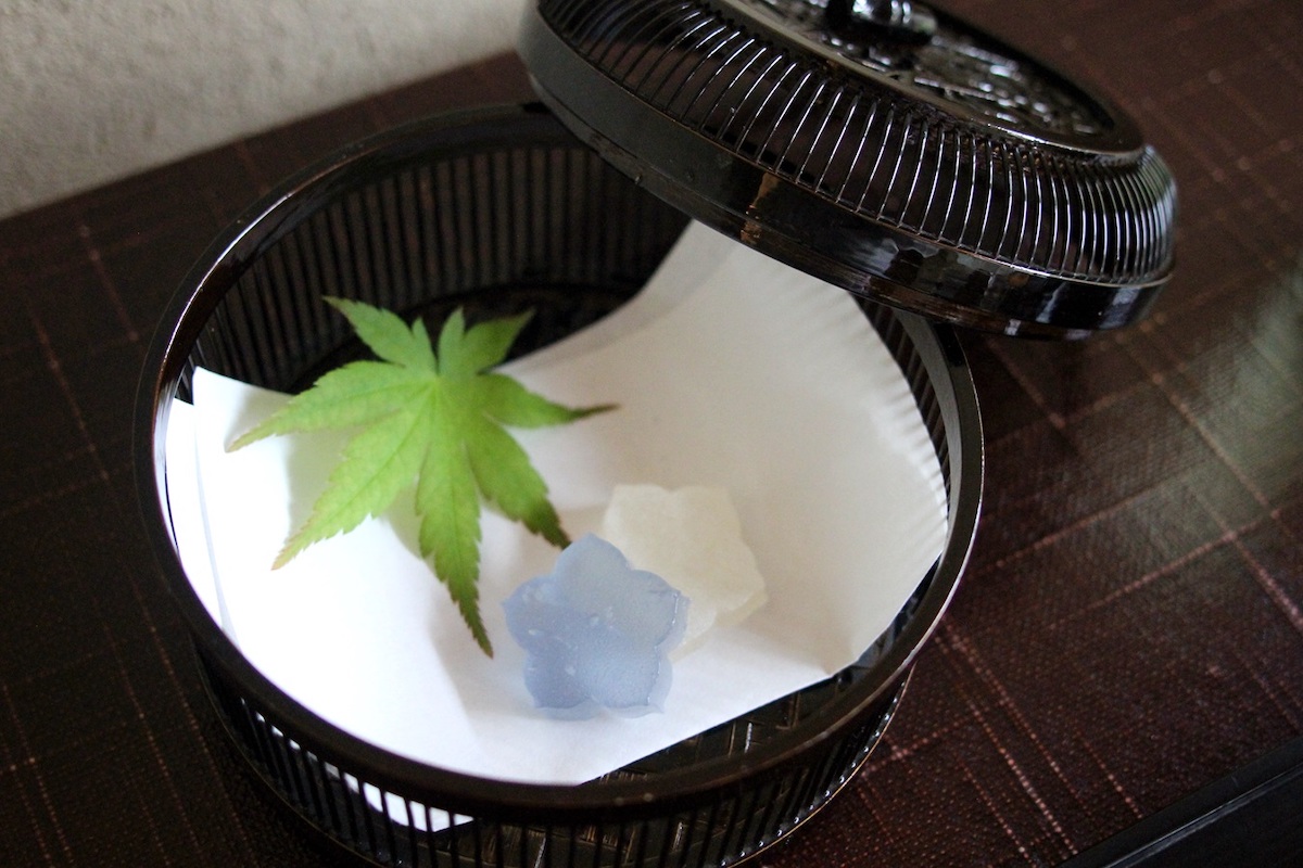 青い花を咲かせるバタフライピーと梅を使った琥珀糖