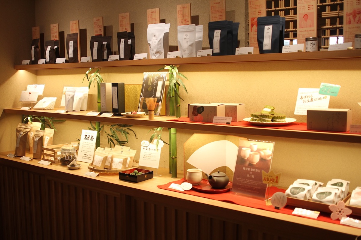 日本茶は生産者の名前と顔写真付きで紹介している