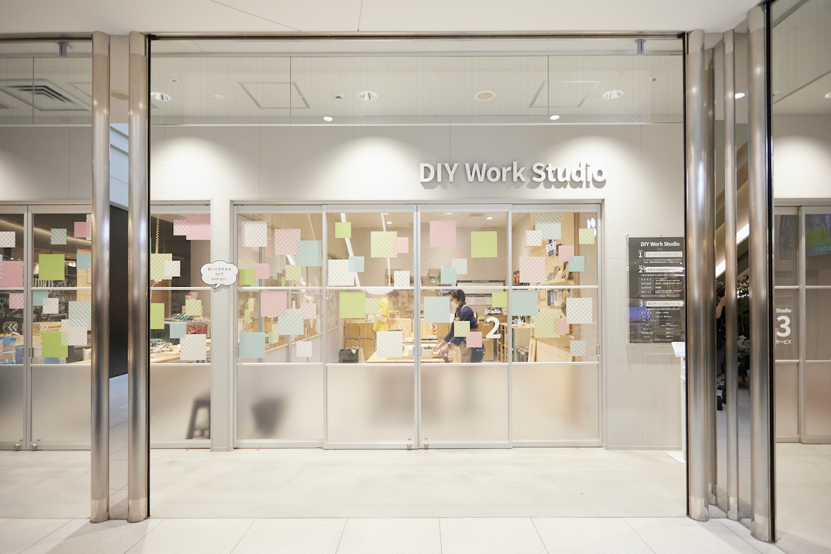 入口横にある「DIY work studio」