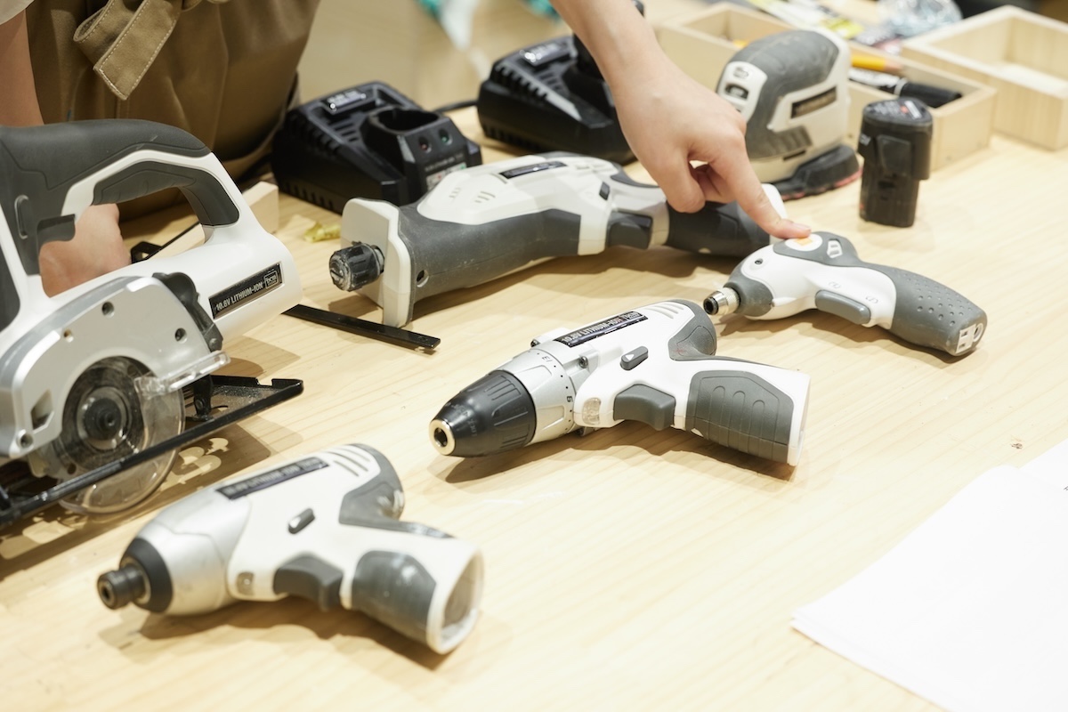 ネジを締める工具や木材を切る工具などいろいろ