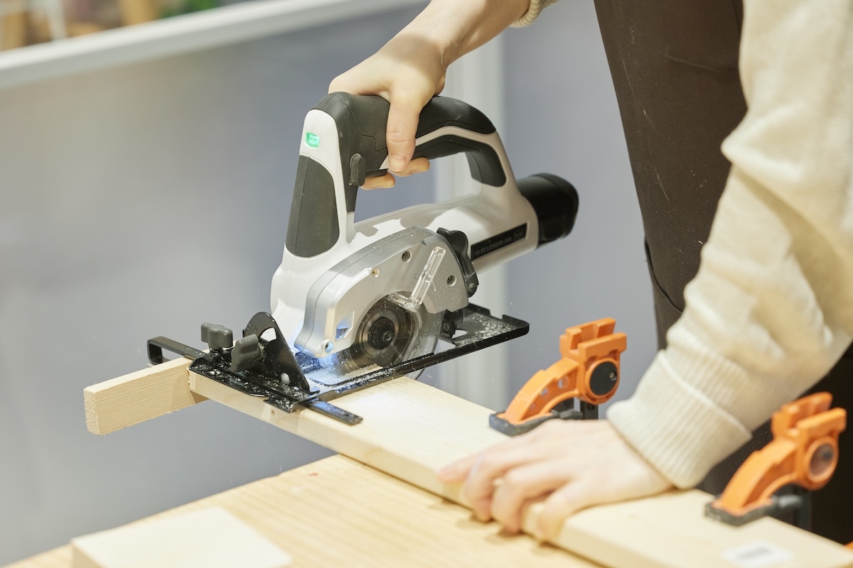 丸のこで板を切断！