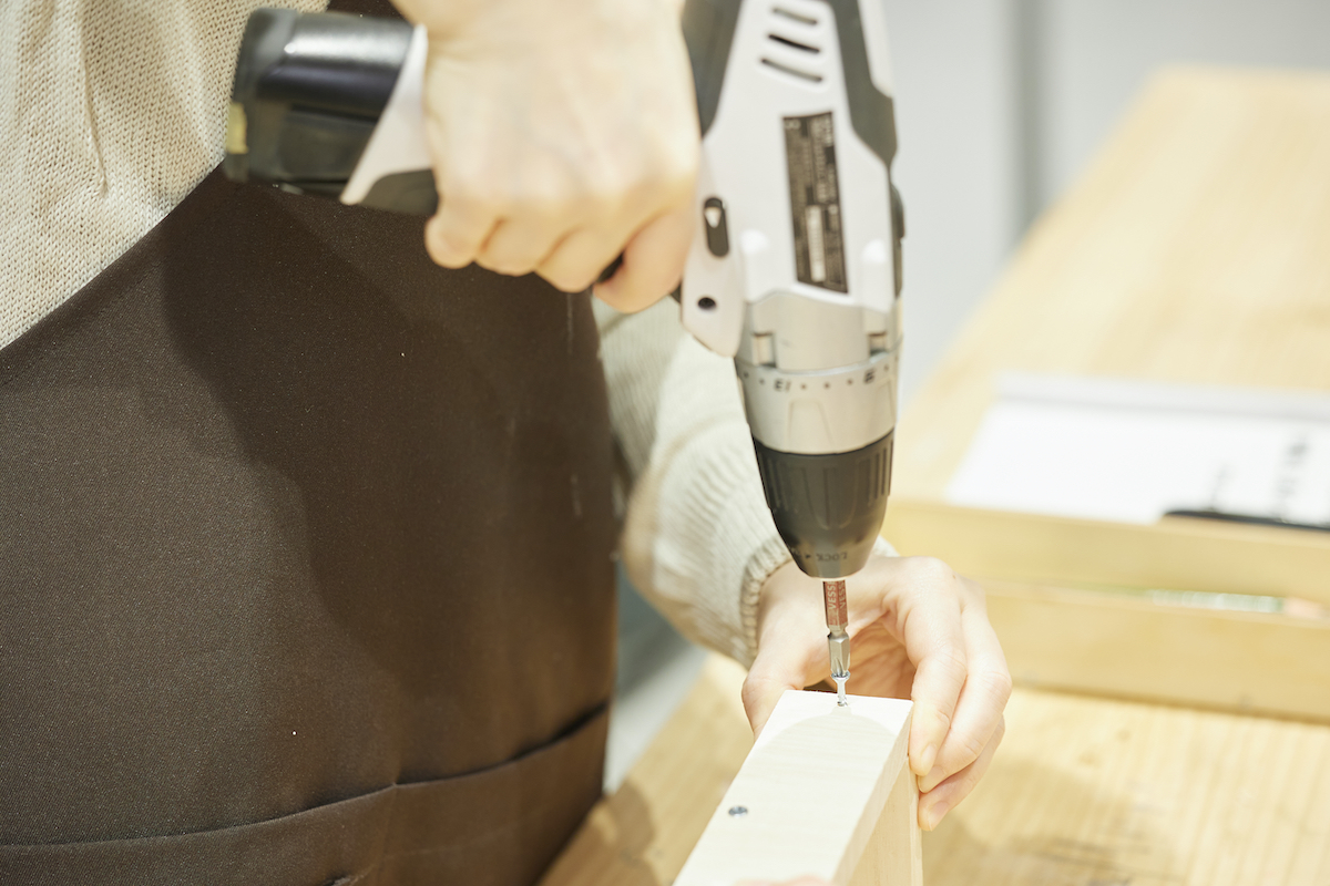 電動ドリルドライバーで下穴を空けて、ネジ締め。