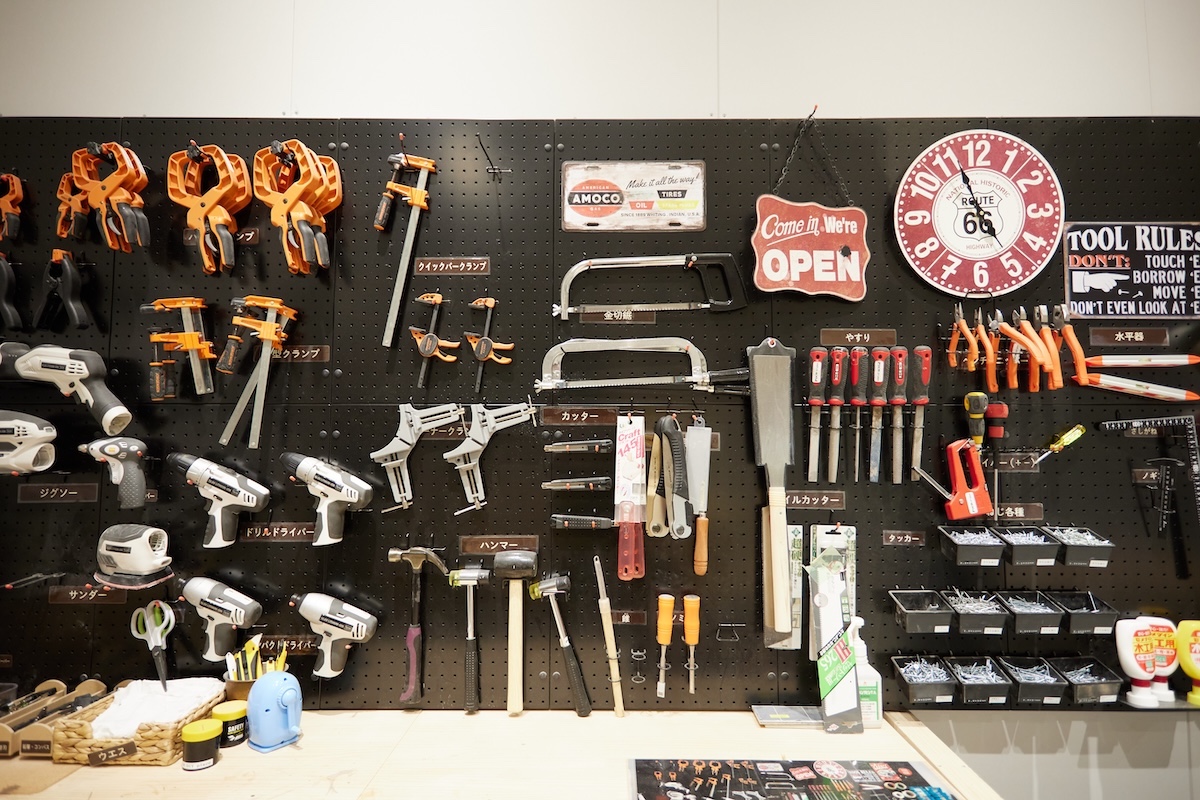 「studio2」には工具や塗料などのアイテムも揃っている