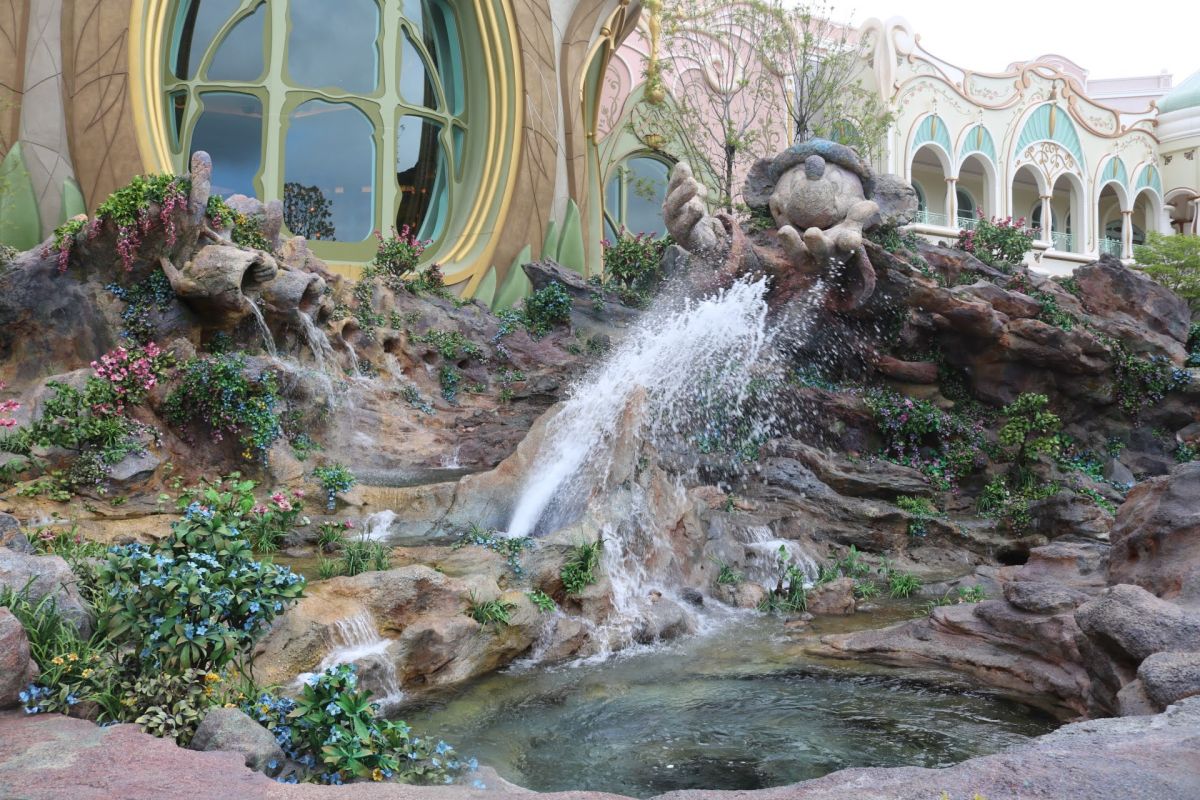 ホテル側には『ファンタジア』のミッキーが。足元の渦巻く泉にも注目！