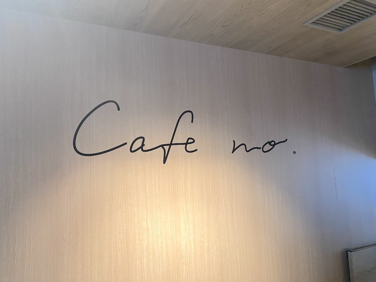 カフェナンバーの印象的なロゴがお出迎え。ドリンク片手に撮影したら映えそう