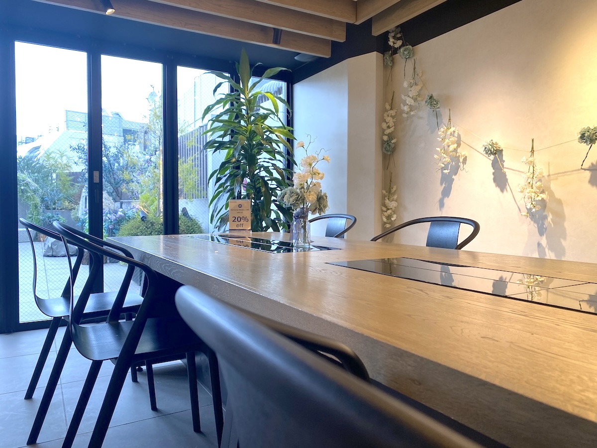 壁にはお花の装飾があってキュート