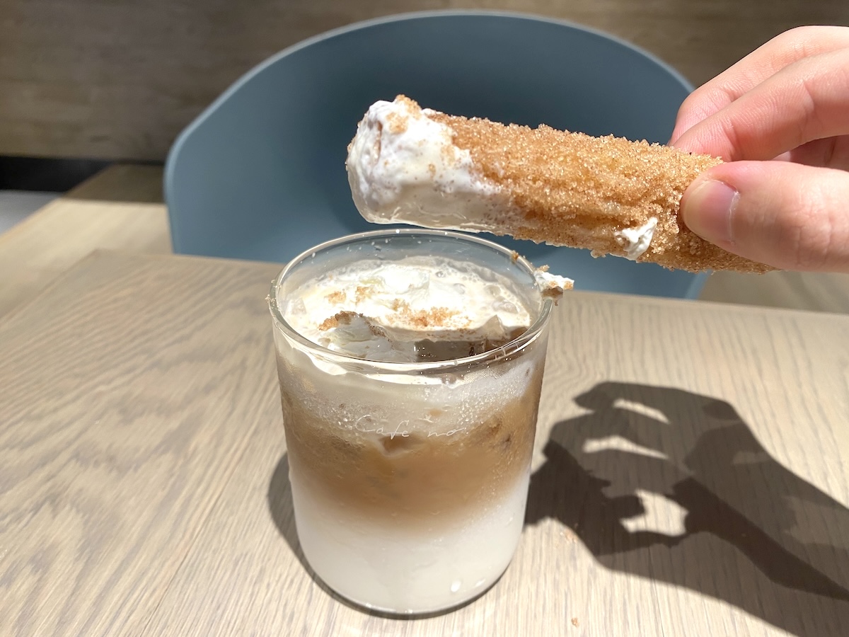 クリームとカフェラテにディップするのがおすすめ