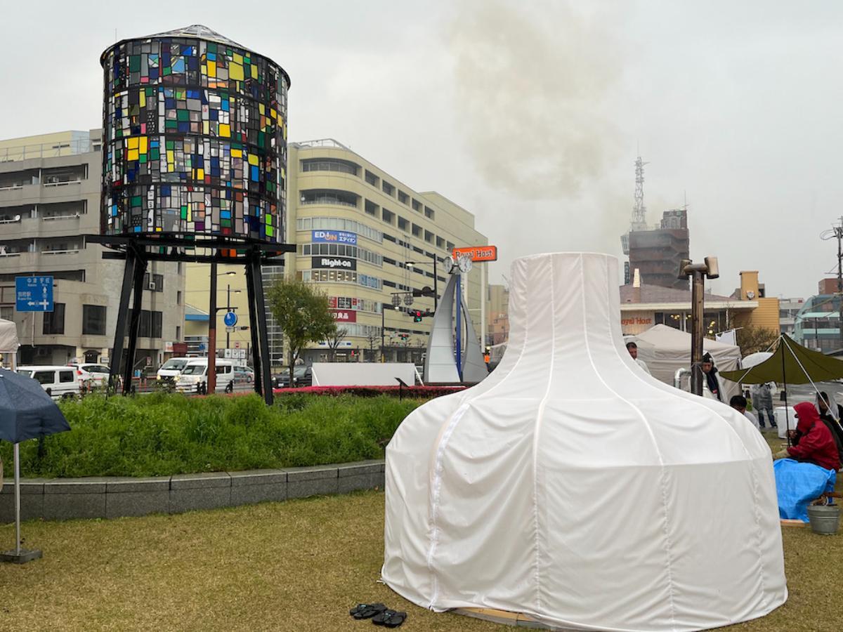 北浜公園で初披露された時の栗林 隆さんの《元気炉トリップ》。左後方に見えるのはトム・フルーインが昨年、アートプロジェクト「Alternative-State」の一環として制作した《ウォータータワー10：別府市、2023》