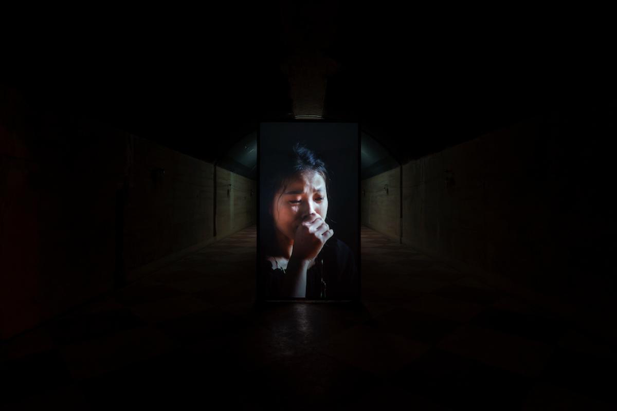 藤井 光《終戦の日 / WAR IS OVER》（2024）