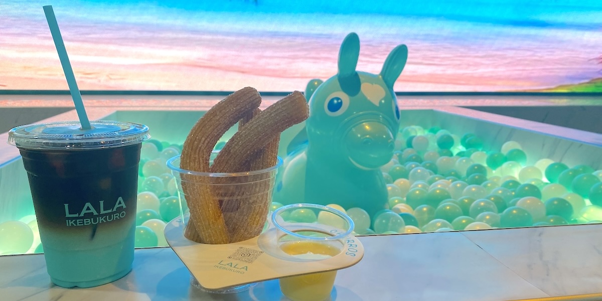 池袋｜賞味期限は30分!?「LALA ikebukuro」の鮮やかなブルー空間で生チュロスにうっとり