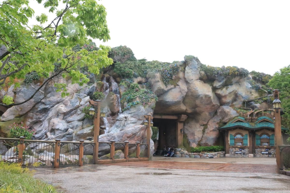 自動販売機は「ポカホンタス」のロックアートの近くに