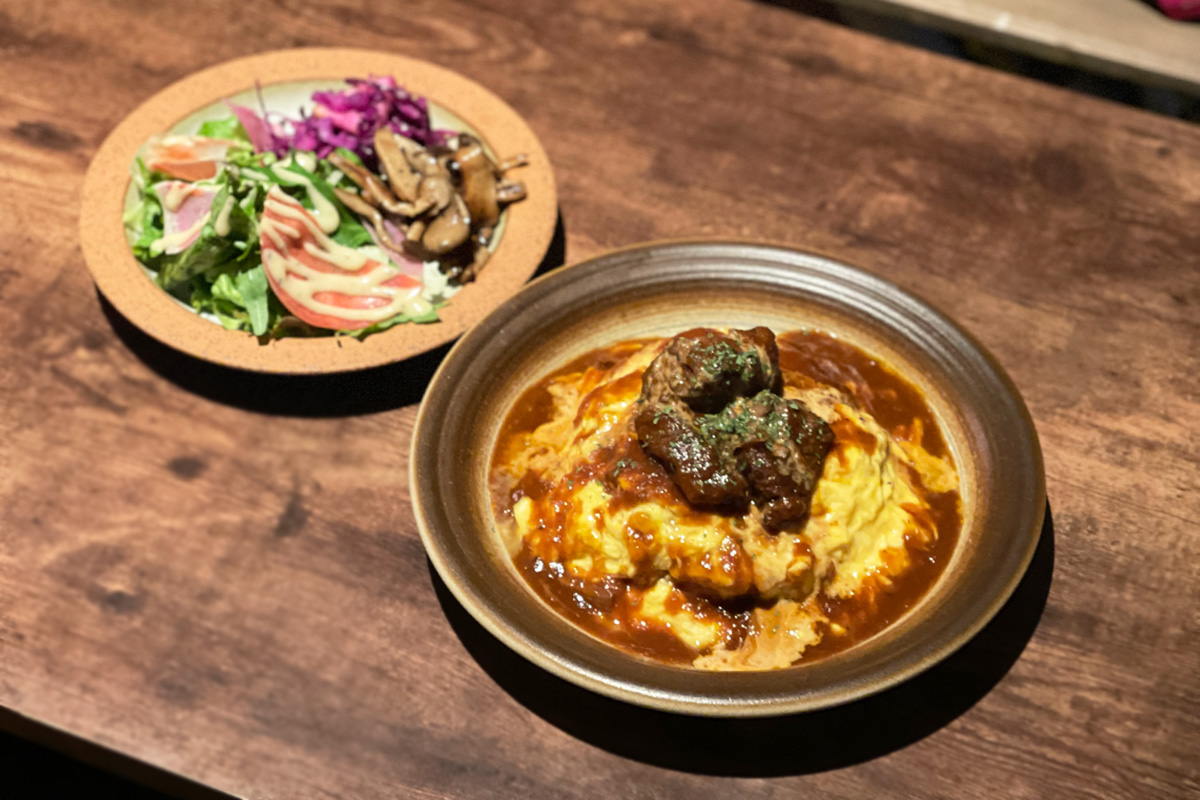 「オムライス　デミグラスソース」1400円　※サラダ・2種のデリ付き