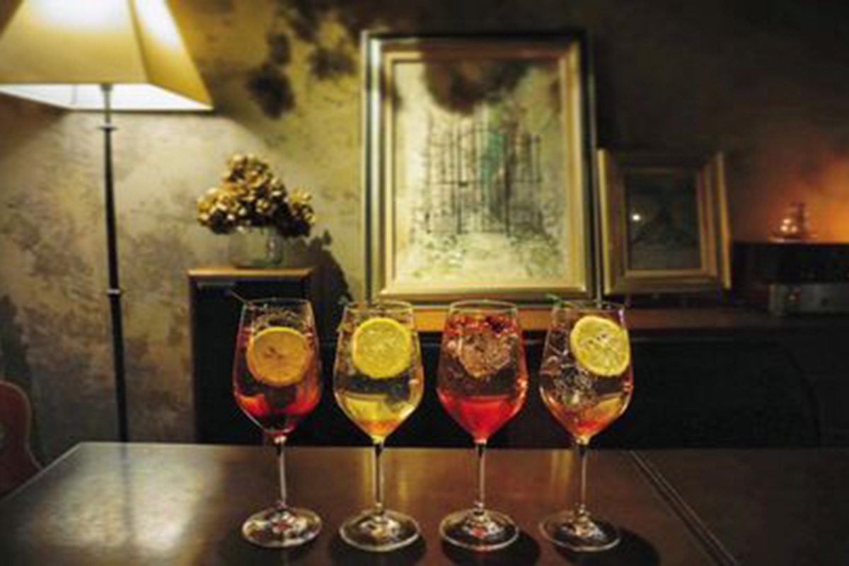 「コーディアルシロップ（左からハイビスカス、カモミール、ローズレットペタル、ラベンダー）」各880円