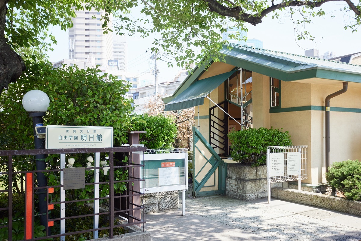 入館チケットは入口右側の建物で購入