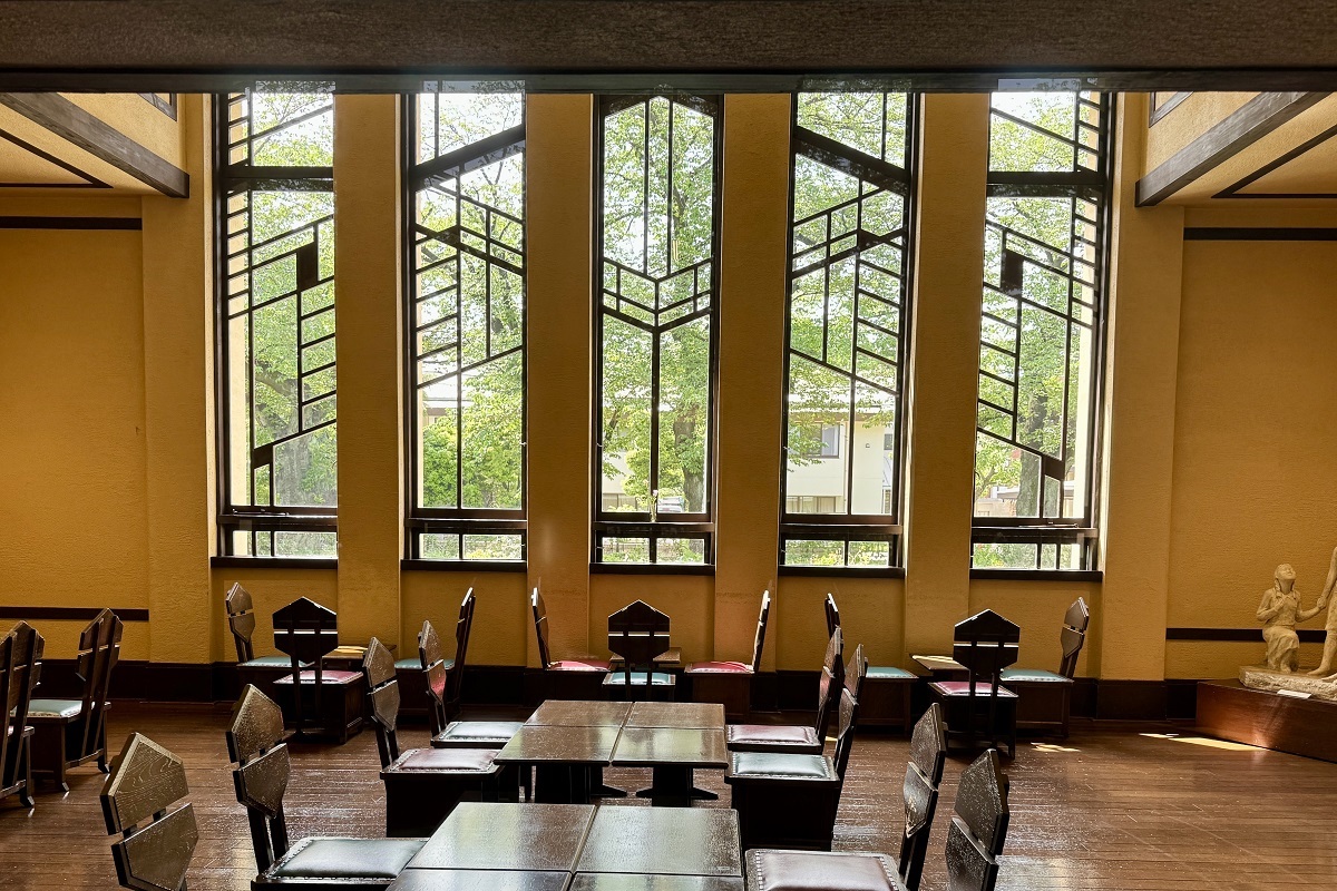 建物中央にあるホールは、生徒が集まり礼拝をする場として使われていた