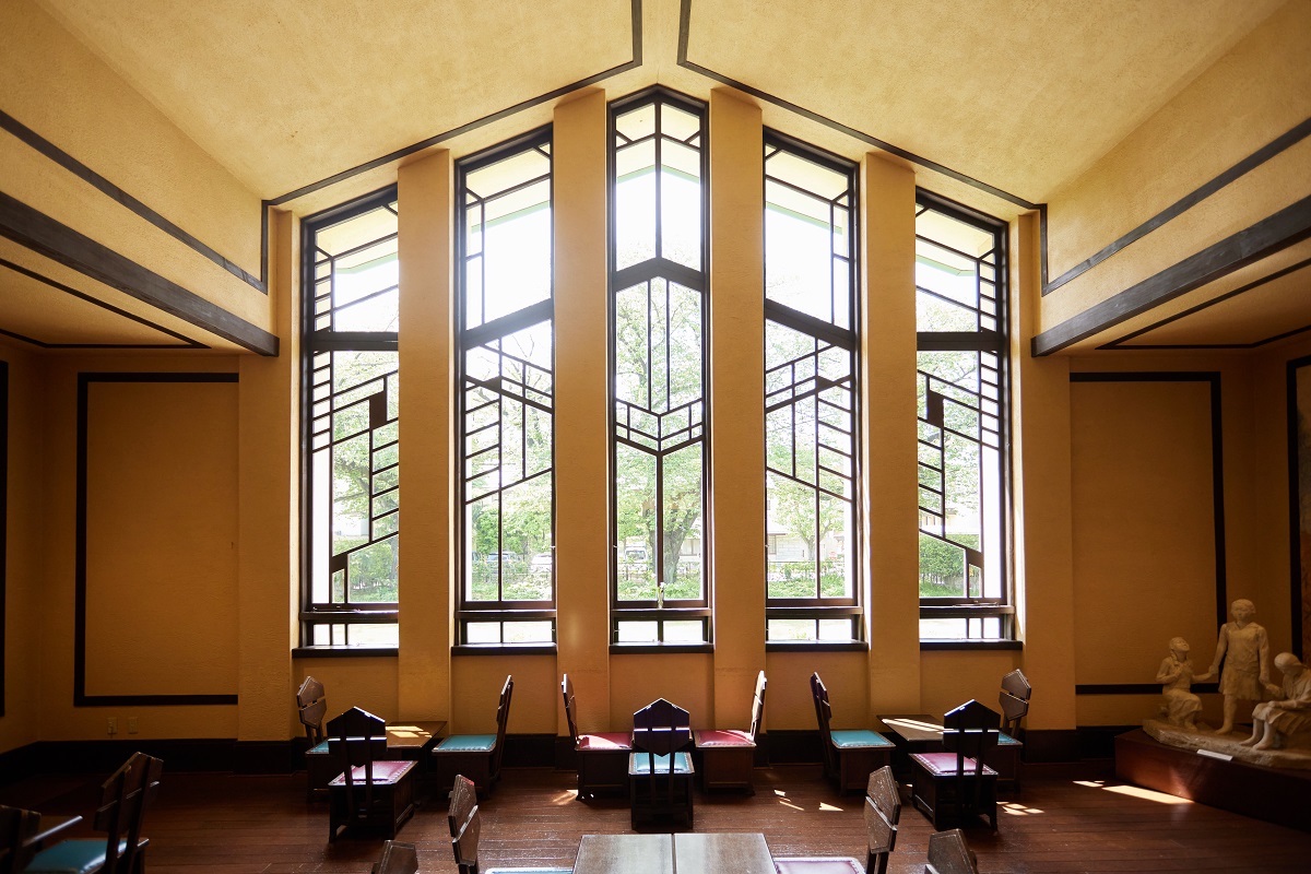 狭いところから広い空間へ出ると、より開放感を得られる