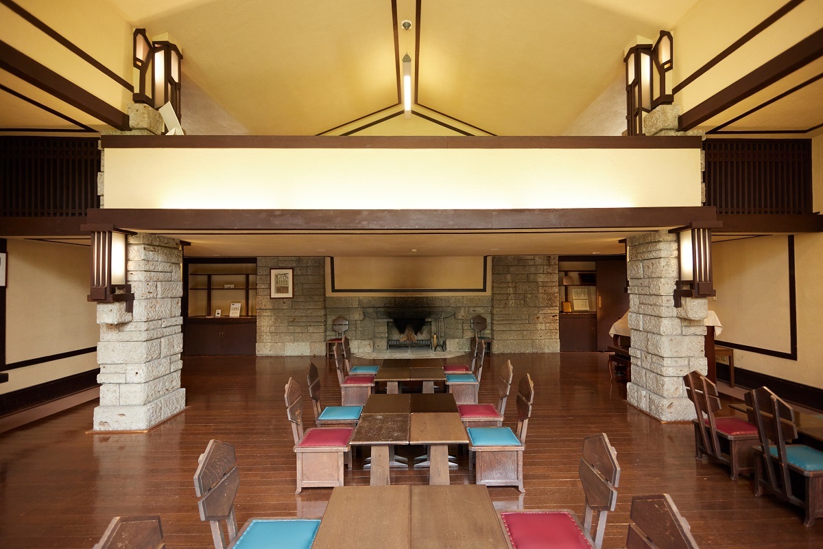 窓側から入口の方を見ると、低い天井を支える大谷石の柱、その上には何やら空間もある