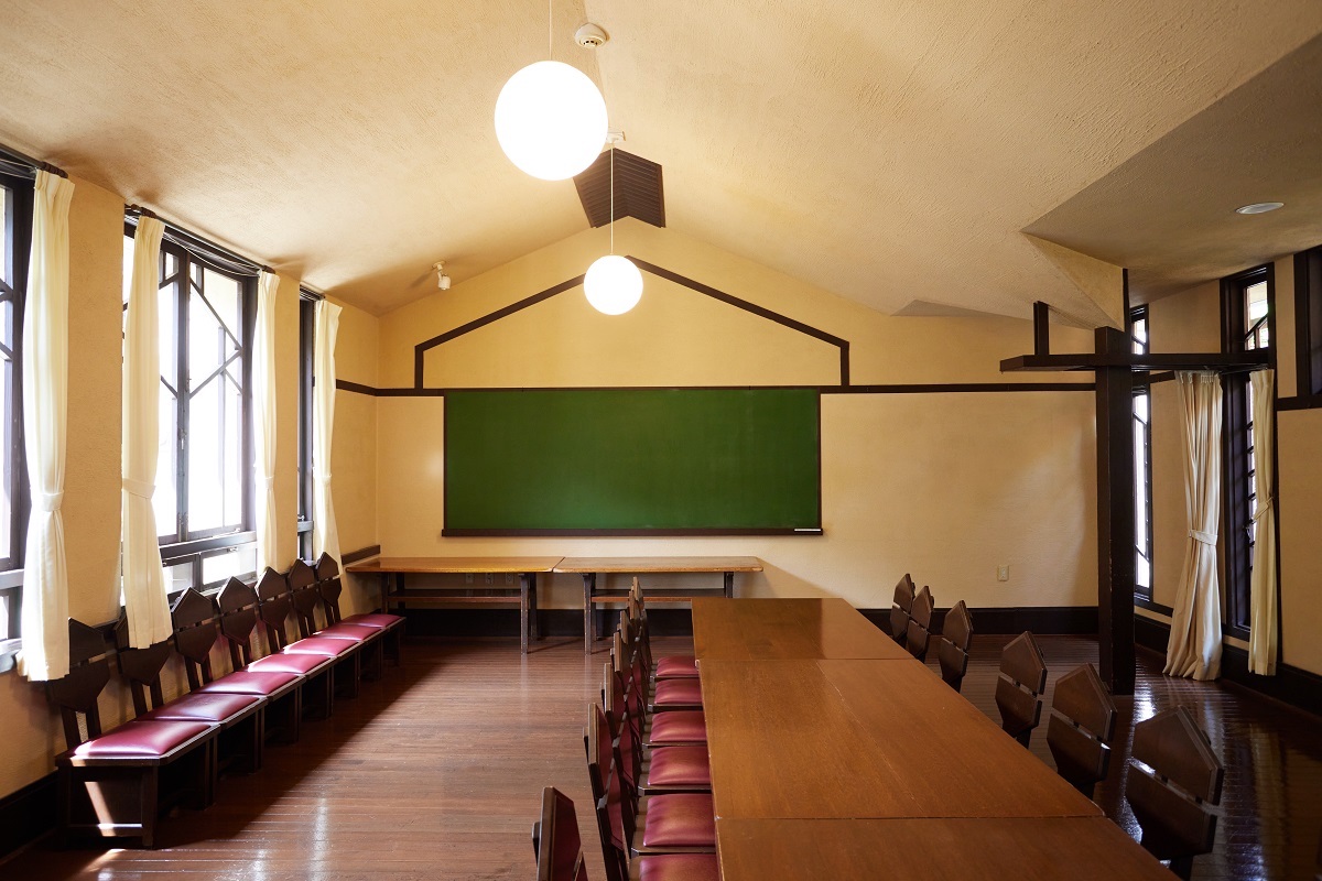 西側にある「会議室Rm1921」は、入学式が行われた。どの教室も当時は照明がなく、窓からの明かりが頼りだった
