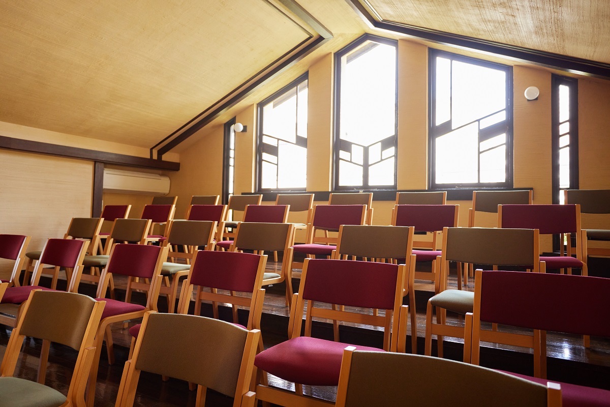 2階席は段々になっていて椅子をどけて利用することもできる