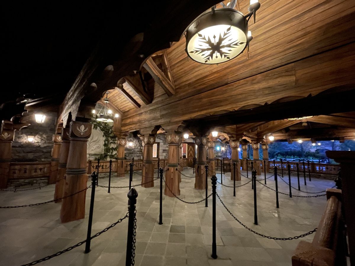 外の待機列には扇風機が設置されていて暑さ対策も◎