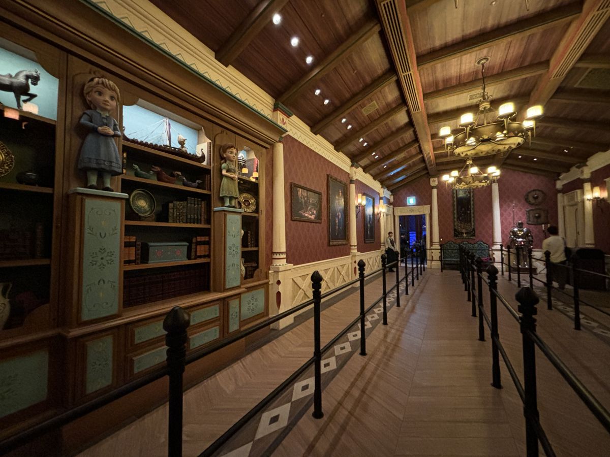 木彫りのアナとエルサの像もある「ファミリールーム」