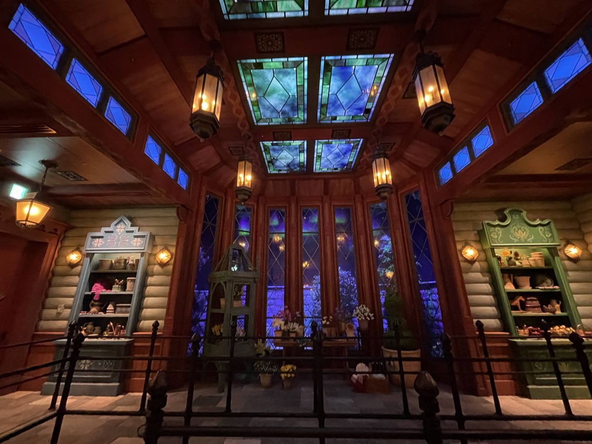 「温室」のガラス窓の向こうにはオーロラも輝きます