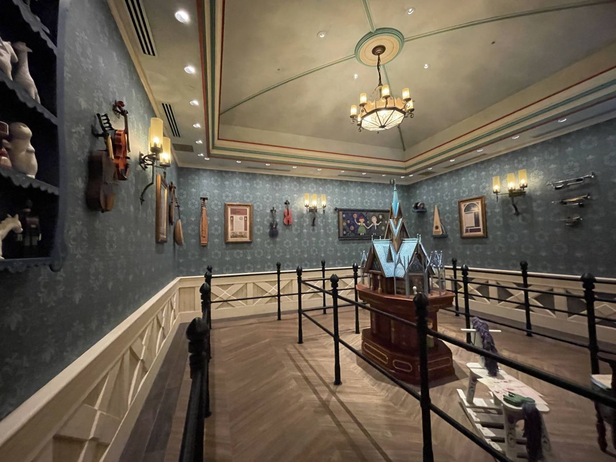 「プレイルーム」にはアナやエルサ、オラフなどがお城から周って出てくるオルゴールも