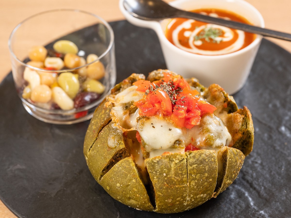 「プル ア パート ブレッド（マルゲリータ）」 単品1320円  ※サラダ・スープ付き