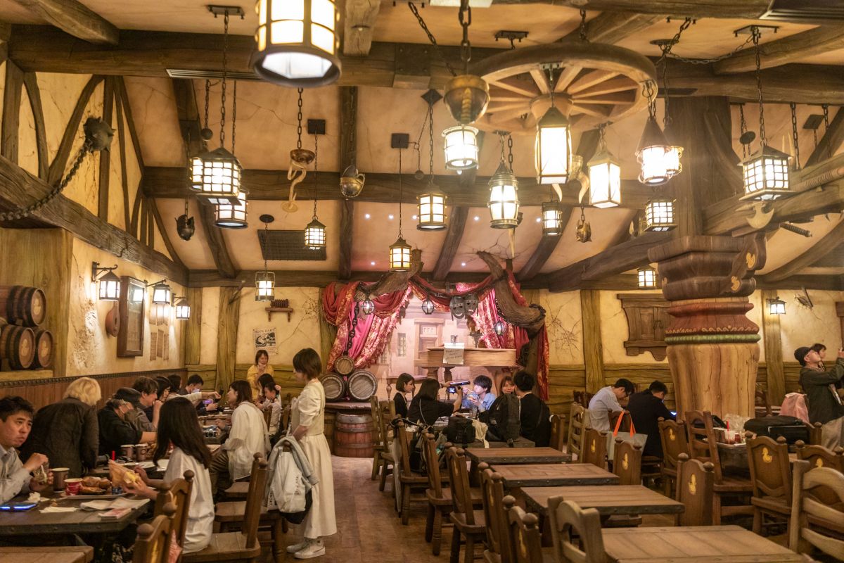 映画に出てきた酒場そのままのダイニング