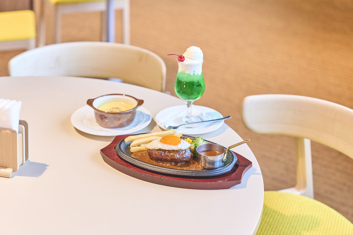 左から、コーンスープ480円、ハンバーグwith目玉焼き1400円、メロンクリームソーダ780円