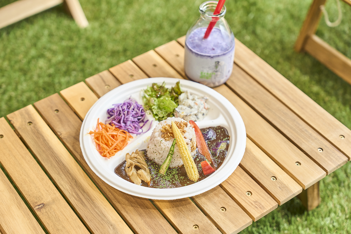 「8品目の季節野菜のセイカドウカレープレート」990円（単品）とブルーベリーミルク●●円