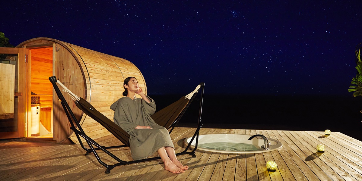 「星野リゾート リゾナーレ小浜島」で体験!満天の星空と本格的サウナが楽しめる「ティンガーラサウナ」が2024年6月1日~8月31日の期間限定で登場