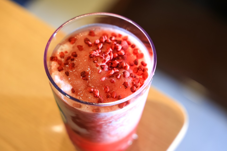 「ストロベリー & パッション ティー フラペチーノ®」Tall各770円（店内利用）、各756円（持ち帰り）