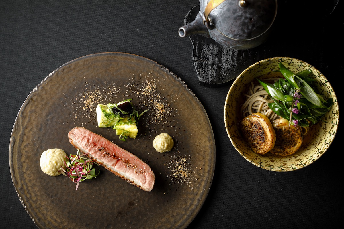 （左）「七谷鴨 水茄子 サルミソース」、（右）「鴨南蛮」