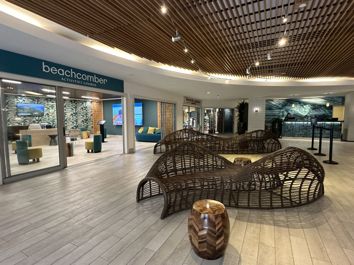 2階のロビーにあるソファーも波をイメージしたようなデザインでおしゃれ