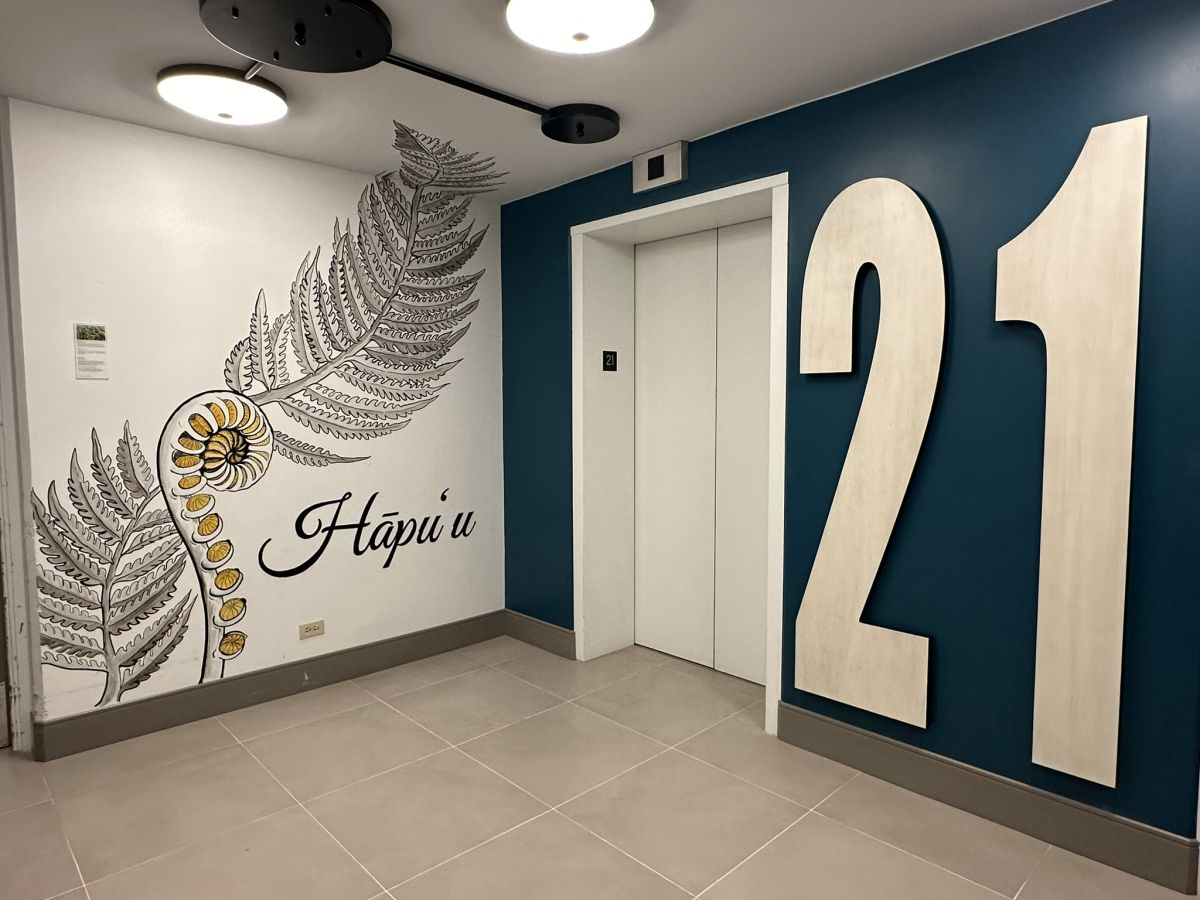 21階のエレベーターホールには「ハープウ」というシダの壁画