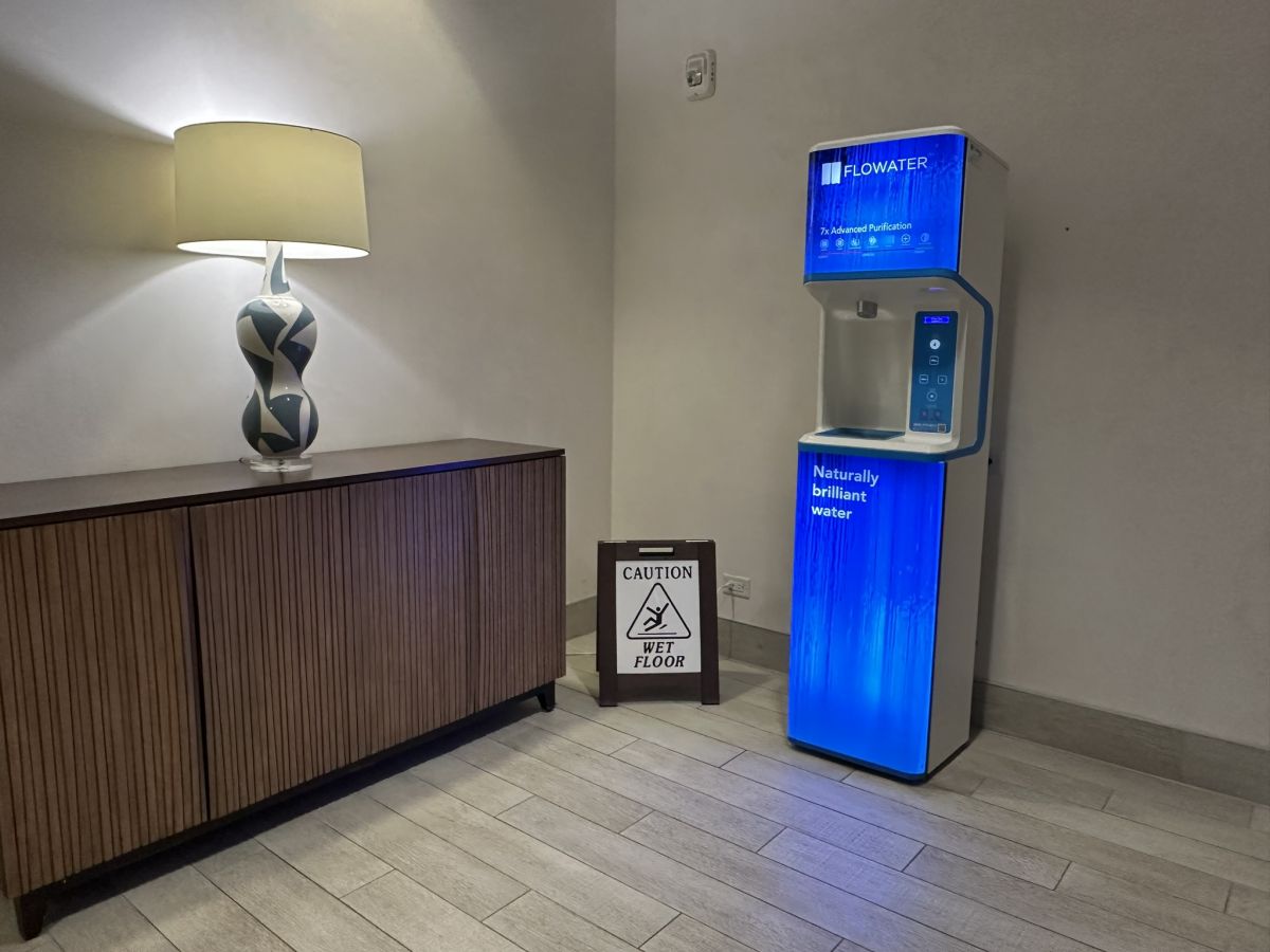 ホテル館内には、無料で水を汲めるウォーターサーバーがあり、円安の今は特に嬉しい