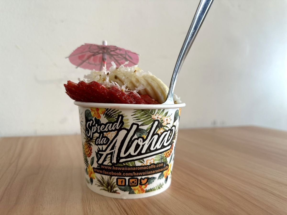 グラノーラ、バナナ、ストロベリー、ブルーペリーに、ココナツとはちみつがかかるオリジナルボウルの小（$12.75）