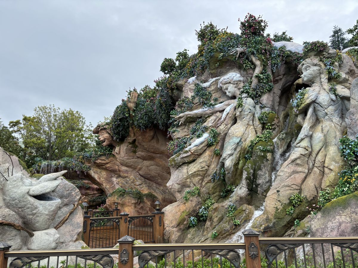 既存のパーク側には写真右からアナ、エルサ、オラフのほか、ピーターパンやラプンツェルなどの姿も