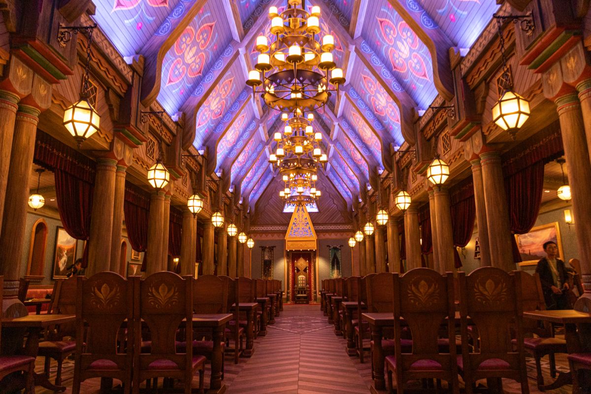 ダイニングの1つ「大広間」には戴冠式でエルサが座った王座も。ゲストも座って写真が撮れます