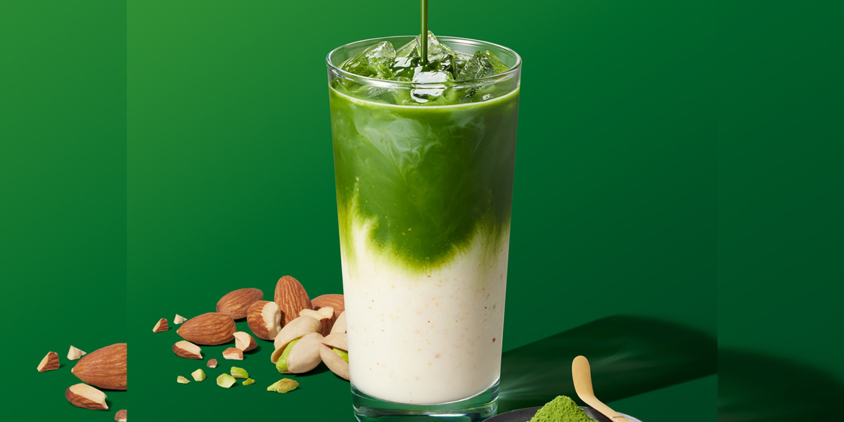【スタバ新作・2024】旬の味わい！新抹茶の風味と渋みを堪能「抹茶 ＆ クラッシュ ピスタチオミルク ティー ラテ」が全国14店舗限定で販売スタート！