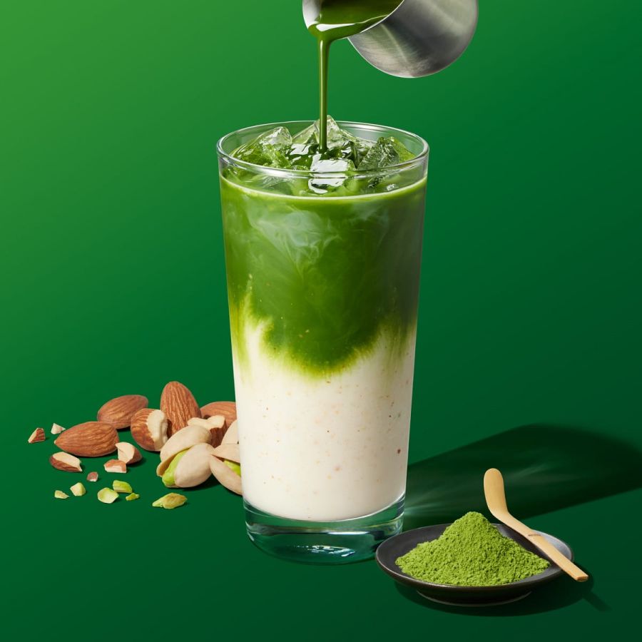 「抹茶 ＆ クラッシュ ピスタチオミルク ティー ラテ」Tallサイズのみ 687円（持ち帰り）、700円（店内利用） ※ピスタチオミルクは、カシューナッツミルクも含まれています。牛乳や乳飲料ではありませんが、本商品には乳成分を含みます。