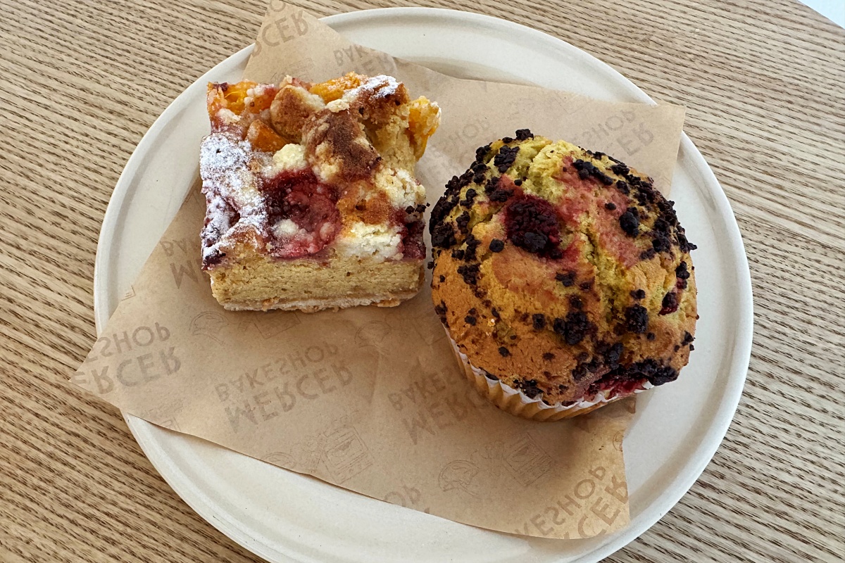 (写真左から)「ストロベリーオレンジスパイス クランブルケーキ」560円、「ラズベリーショコラマフィン」380円