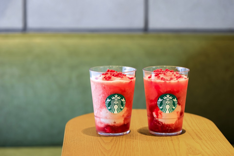 「ストロベリー & パッション ティー フラペチーノ®」Tall各770円（店内利用）、各756円（持ち帰り）