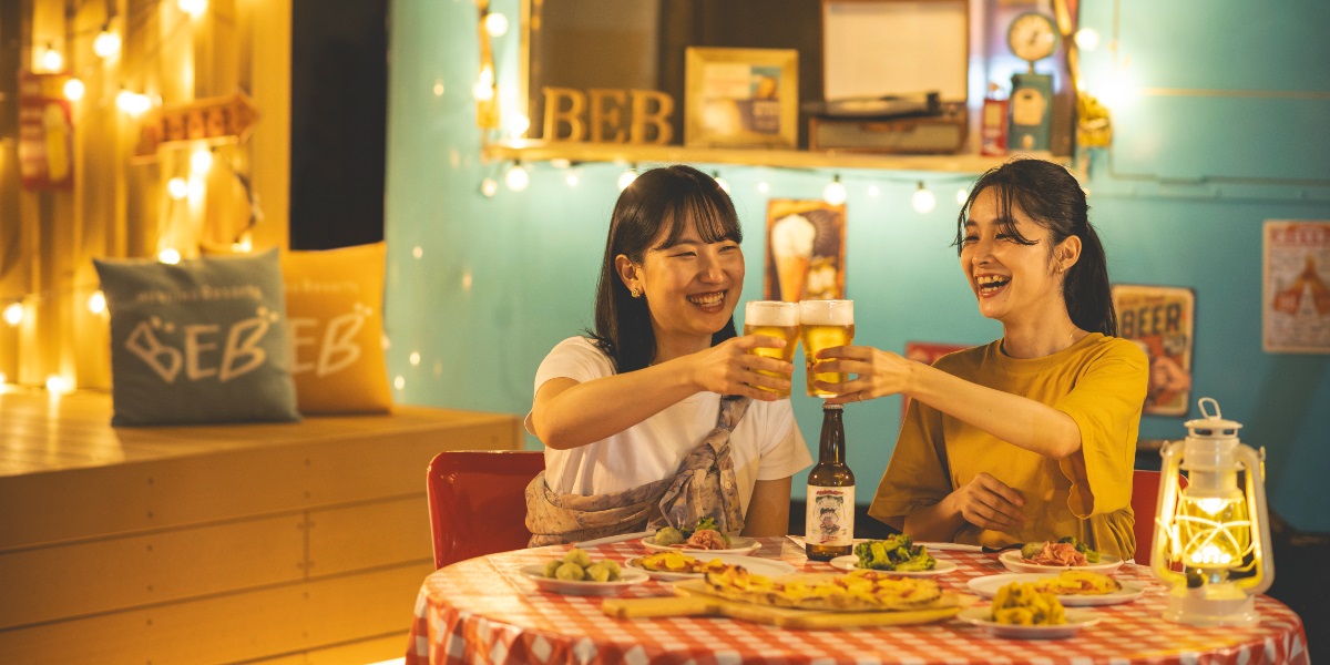 「星野リゾート　BEB5沖縄瀬良垣(べブ)」のTAMARIBAがレトロな沖縄空間に！　「BEBオキナワンビアナイト」が2024年6月1日からスタート♪