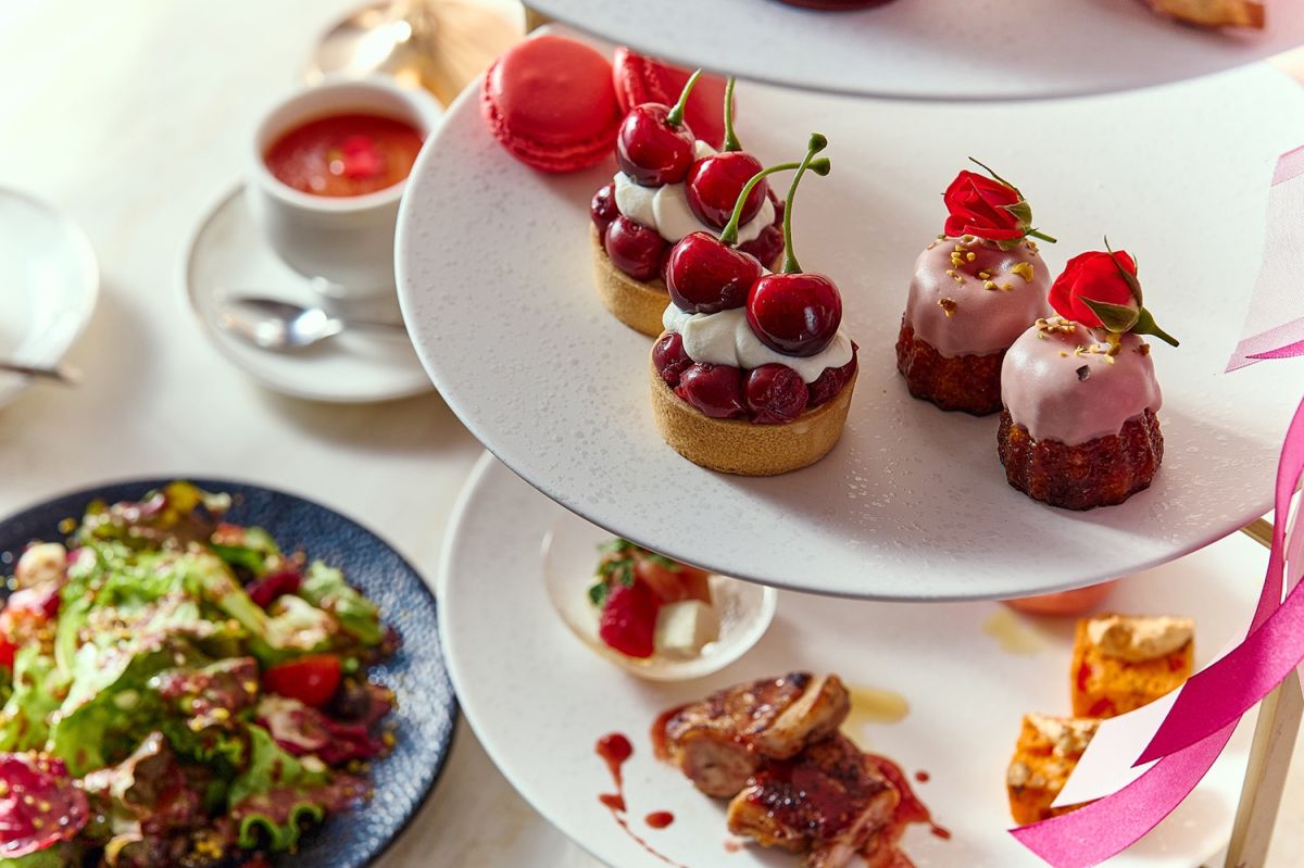 真っ赤なチェリーやローズを使用した エレガントなアフタヌーンティー
