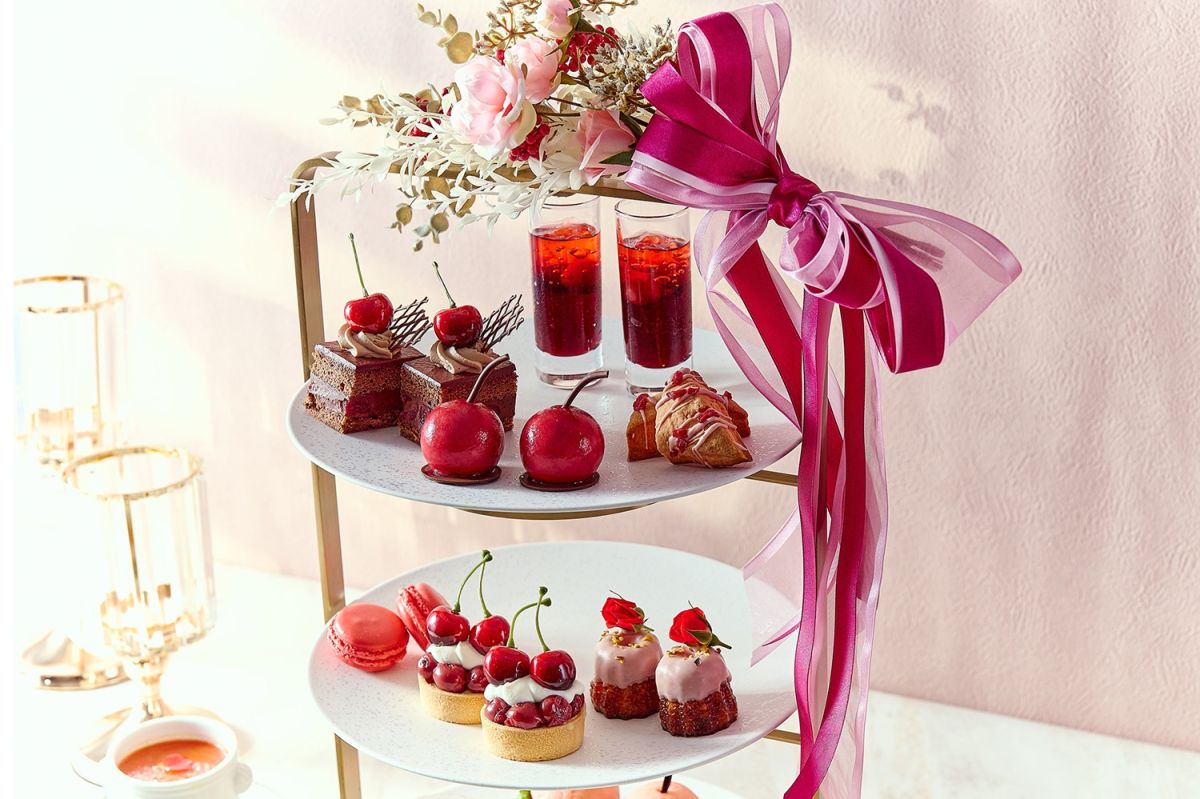 ph)ローズカラーの大きなリボンとフラワーがエレガントなアフタヌーンティースタンド